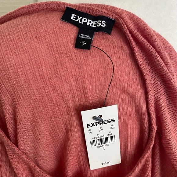 EXPRESS Ruched Puff Sleeve Tee - Picture 4 of 5